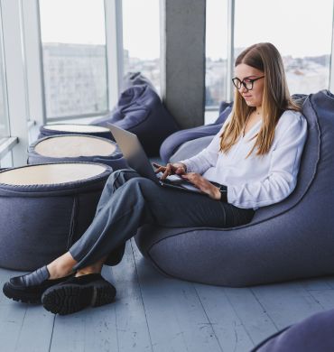 aménagement-bureau-poufs